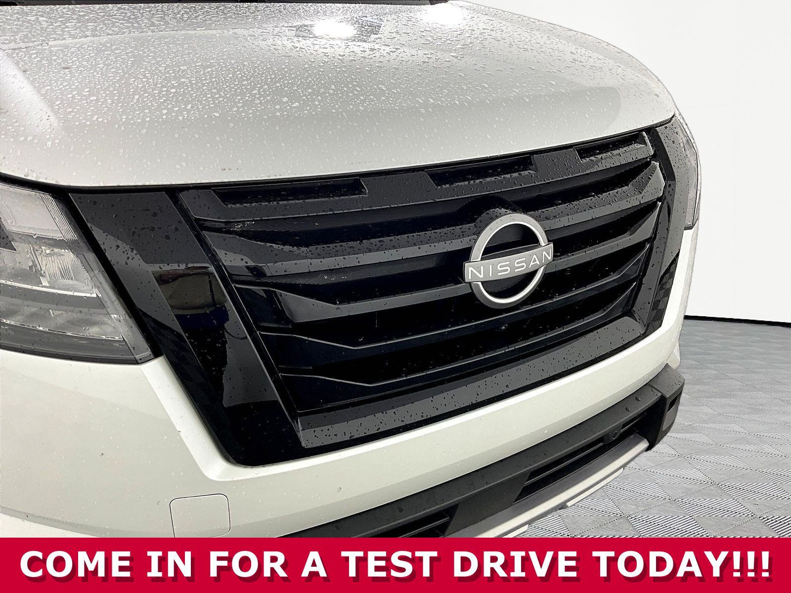 Certified 2025 Nissan Pathfinder Platinum w/ Black Appearance Package AWD/4WD image 31