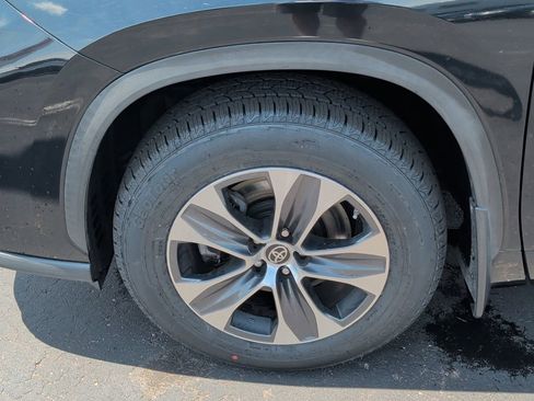 Used 2021 Toyota Highlander XLE AWD/4WD image 8