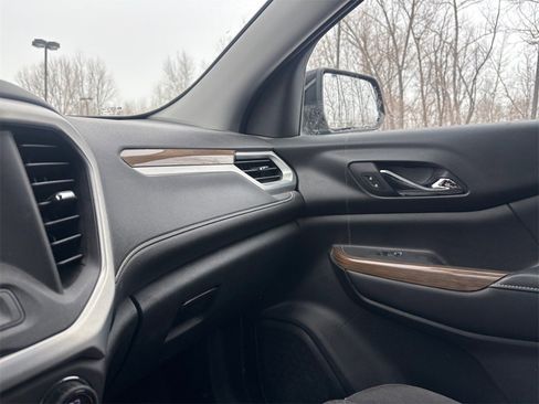 Used 2018 GMC Acadia SLE image 28