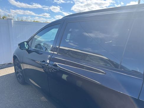Used 2025 Chrysler Pacifica Limited FWD image 11