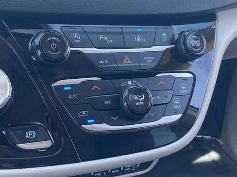 Certified 2024 Chrysler Pacifica Touring-L FWD image 26