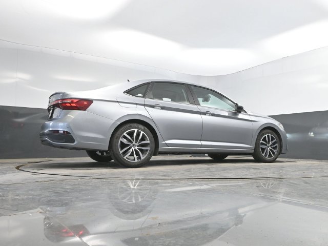 Used 2025 Volkswagen Jetta SE FWD image 43