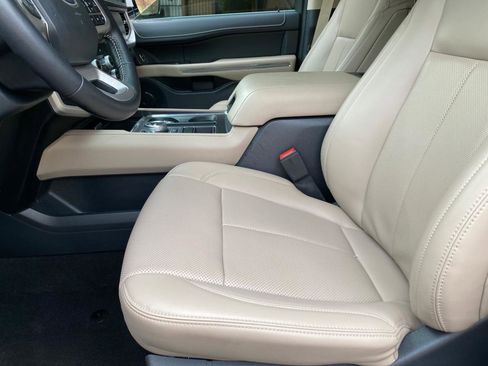 Used 2024 Ford Expedition XLT image 34