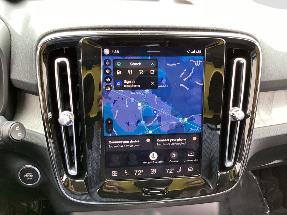 Certified 2024 Volvo XC40 B5 Plus AWD/4WD image 21