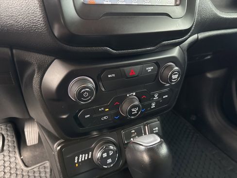 Used 2020 Jeep Renegade Trailhawk w/ Cold Weather Group image 27