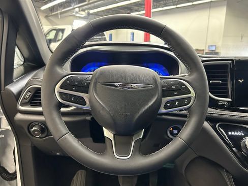 Used 2026 Chrysler Pacifica Limited FWD image 20