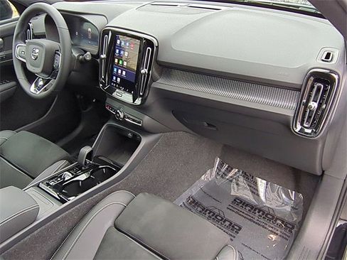 Used 2025 Volvo XC40 B5 Plus image 20