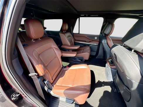 Used 2025 Lincoln Navigator Reserve image 11