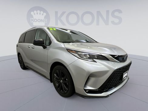 Used 2022 Toyota Sienna XSE w/ XSE Plus Package FWD image 2