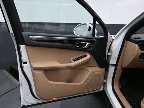 Certified 2023 Porsche Macan AWD/4WD image 8
