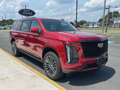 Used 2025 Cadillac Escalade ESV Sport Platinum AWD/4WD image 3