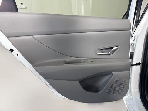 Used 2022 Hyundai Elantra SE FWD image 25