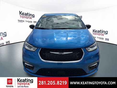 Used 2026 Chrysler Pacifica Select image 2