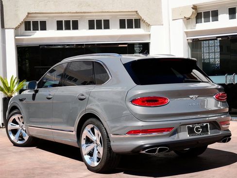Used 2025 Bentley Bentayga AWD/4WD image 3
