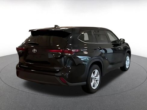 Used 2025 Toyota Highlander LE FWD image 14