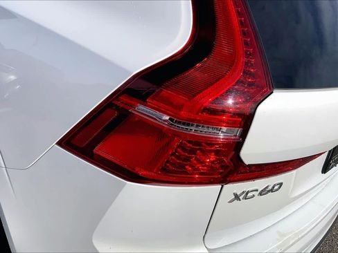 Used 2023 Volvo XC60 B5 Plus image 27