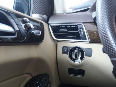 Used 2019 Mercedes-Benz GLE 400 4MATIC image 17