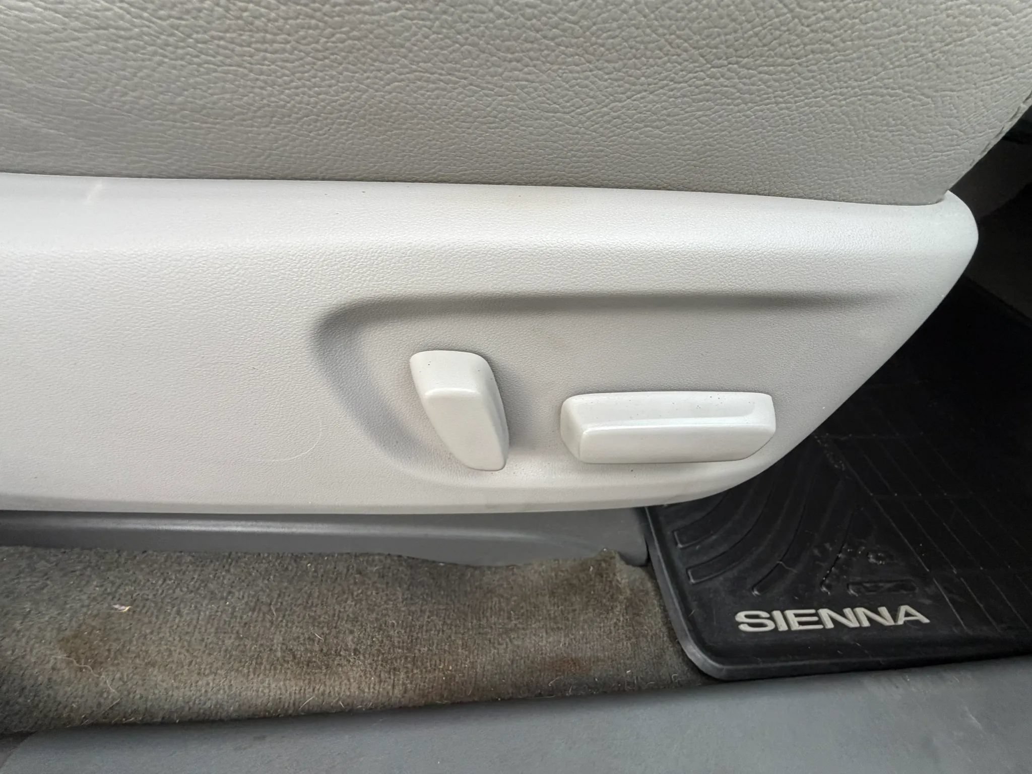 Used 2017 Toyota Sienna XLE Premium FWD image 28