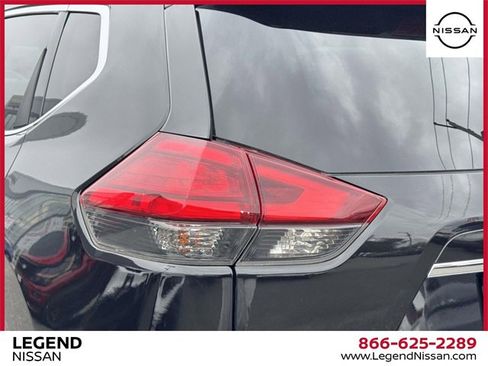 Used 2018 Nissan Rogue SL w/ Premium Package image 11