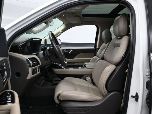 Used 2024 Lincoln Navigator Premiere AWD/4WD image 17