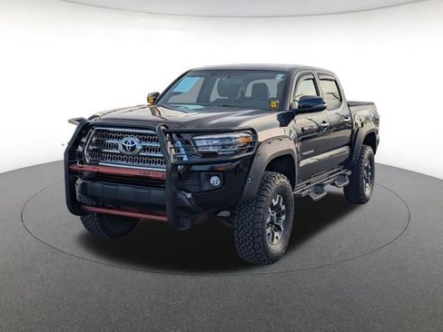 Used 2017 Toyota Tacoma TRD Off-Road image 3