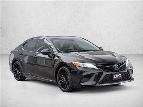 Used 2020 Toyota Camry XSE image 3