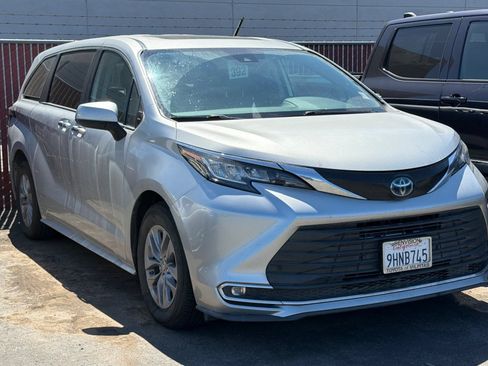 Used 2022 Toyota Sienna XLE FWD image 2
