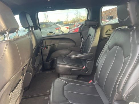 Used 2025 Chrysler Pacifica Select image 27