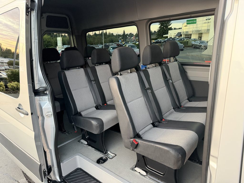 Used 2009 Freightliner Sprinter 2500 RWD image 17