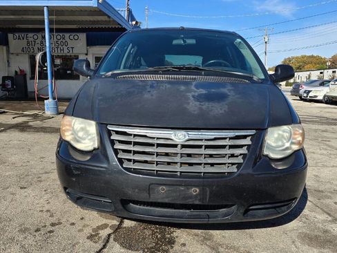 Used 2007 Chrysler Town & Country Touring image 4