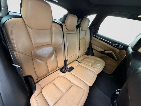 Used 2017 Porsche Cayenne w/ Premium Package AWD/4WD image 18