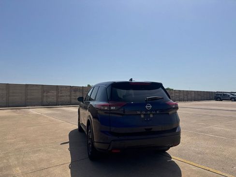 Certified 2025 Nissan Rogue SV FWD image 17