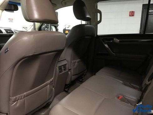Used 2018 Lexus GX 460 image 27