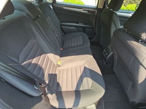 Used 2018 Ford Fusion SE w/ Fusion SE Technology Package FWD image 11