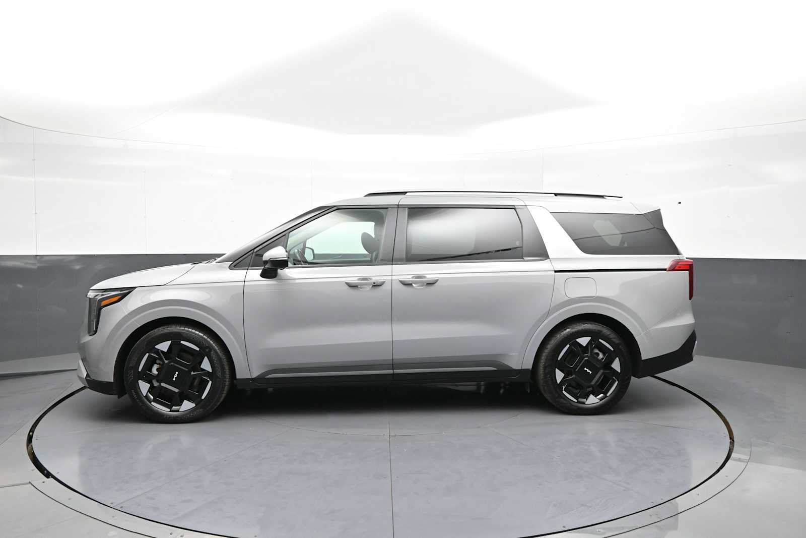 Used 2025 Kia Carnival EX FWD image 9