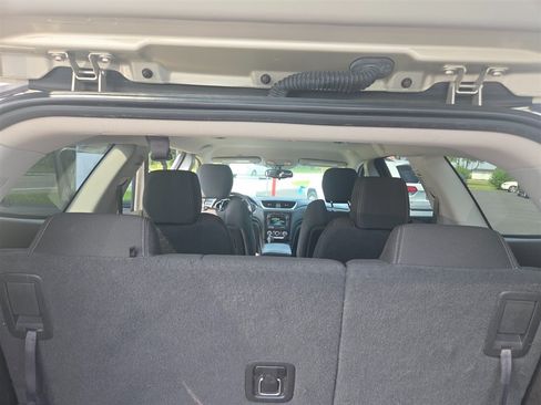 Used 2016 Chevrolet Traverse LT w/ Style and Technology Package FWD image 17