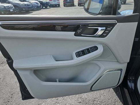 Used 2018 Porsche Macan S image 20