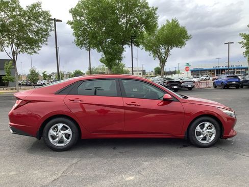 Used 2022 Hyundai Elantra SE image 24