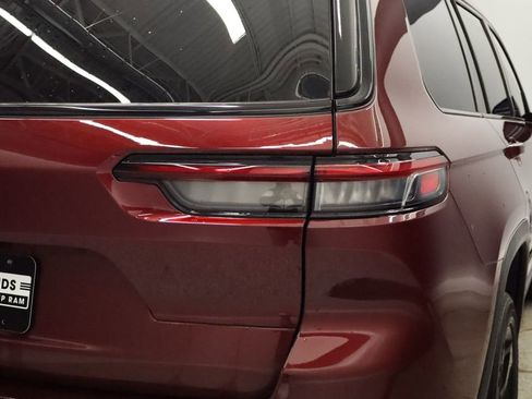 Used 2023 Jeep Grand Cherokee L Laredo image 17