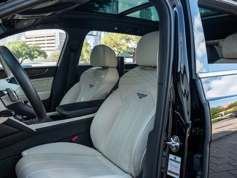 Used 2023 Bentley Bentayga Extended Wheelbase AWD/4WD image 8