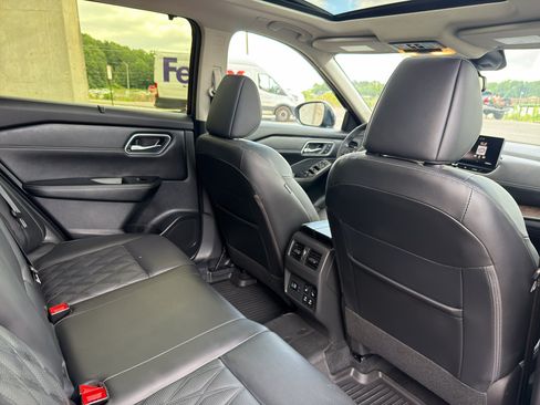 Used 2024 Nissan Rogue Platinum w/ Platinum Premium Package AWD/4WD image 18