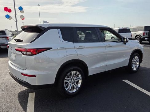 Used 2024 Mitsubishi Outlander ES FWD image 12