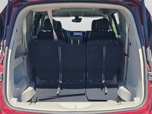 Used 2023 Chrysler Pacifica Touring-L image 30