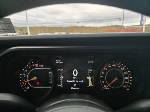 Used 2024 Jeep Gladiator Mojave w/ Technology Group image 20