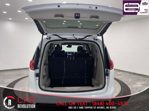 Used 2022 Chrysler Pacifica Touring-L image 39