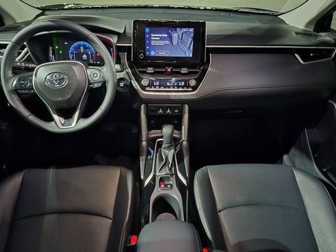 Used 2025 Toyota Corolla Cross XLE image 18