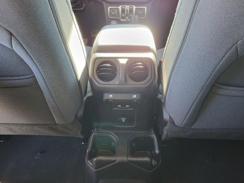 Used 2025 Jeep Wrangler Sahara image 15