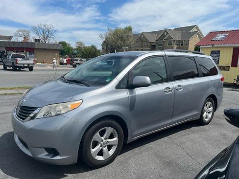 Used 2013 Toyota Sienna LE image 2