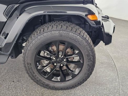 Used 2023 Jeep Gladiator Overland AWD/4WD image 9