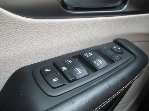 Used 2023 Chrysler Pacifica Touring-L AWD/4WD image 24